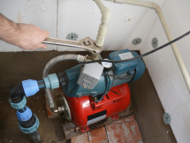 Bomba agua a presión para achicar inundaciones en estancias en Cantabria
